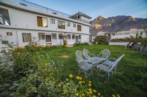 Roomph Premium Al Noor Airport Road - Housity