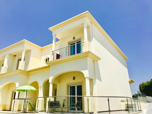 Villa in the heart of the sunny beach of Albufeira - Housity