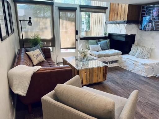 The Iron Stag - Luxury Loft - 30 Sec Walk to Bus - Housity