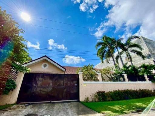 Elegant House w/Pool & Garden in the heart of City - Housity