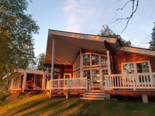 VictoriaCourt Lakeside Villa - Housity