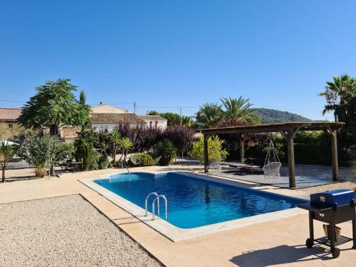 LA SIERRA CASA - Beautiful villa with huge garden swimming pool and games room - Housity