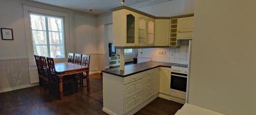 Kirstulan Kartanon päärakennuksen upea päätyhuoneisto - Housity