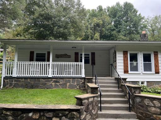 Maggie Mae Creekside Cottage Adorable Mountain Home Located Close to it all With a Hot Tub - Housity