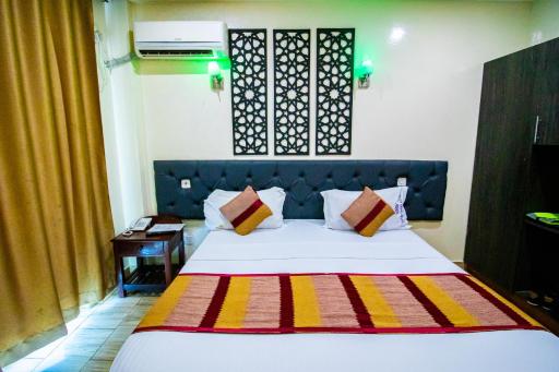 Ocean Crown Hotel - Housity