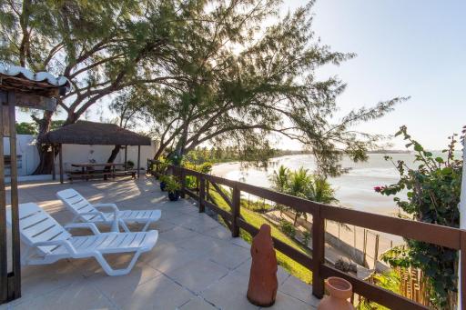 Casa pé na areia na melhor localização da Praia de Porto Mirim por Carpediem - Housity