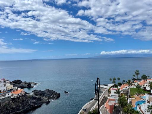 Spacious, Light & Cozy Apartments with Ocean Views - Housity