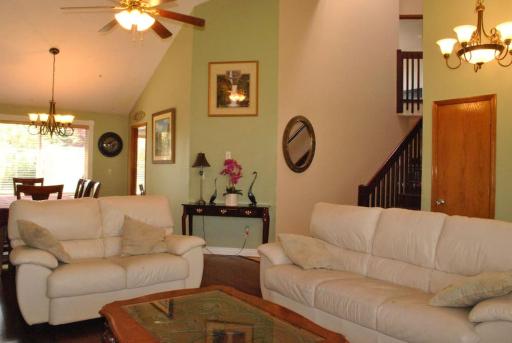 Huge Bdrms on main-Charming vacation home for 19 - Housity