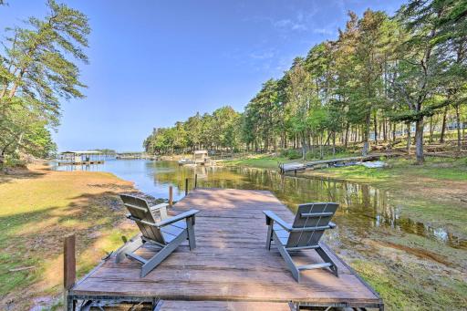 Lakefront Anderson Paradise Dock, Fire Pit! - Housity