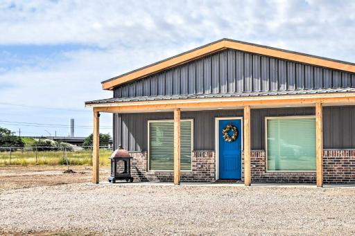 Amarillo Home 16 Mi to Amarillo Zoo! - Housity