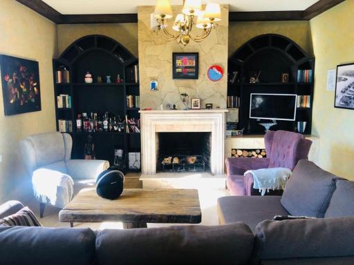 Cheerful 3-bedroom villa with pool - Housity