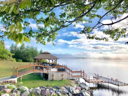 The Cedar at Mira Riverfront Getaway - Housity