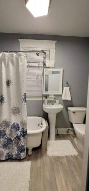 Retreat Suite 4 - Downtown Getaway - Housity