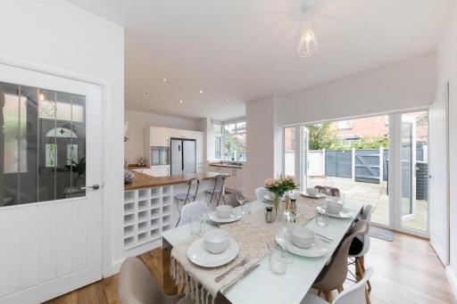 stunning luxurious family home near Alton towers - Housity