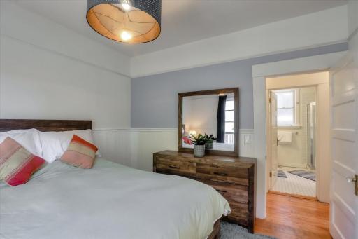 Light filled Condo 3 Bedrm with enclosed sunny backyard - Housity