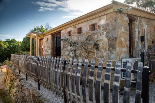 A Romantic Uraidla Studio - Housity
