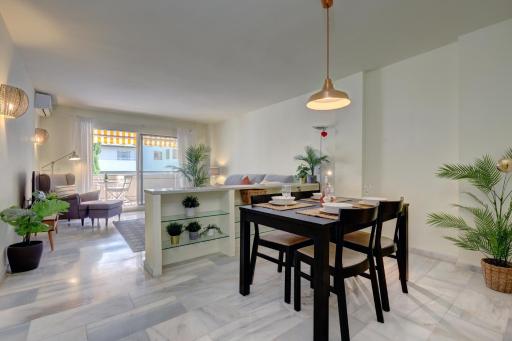 2 Bed Apartment w/Pool close to Beach + Amenities - Housity