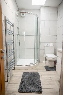 Spacious 1-Bedroom Home with free private parking - Housity