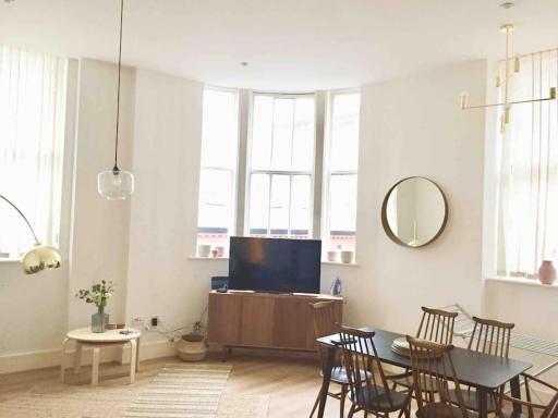 Massive 2 Bed flat+16 ft high ceiling+NR CURVE - Housity