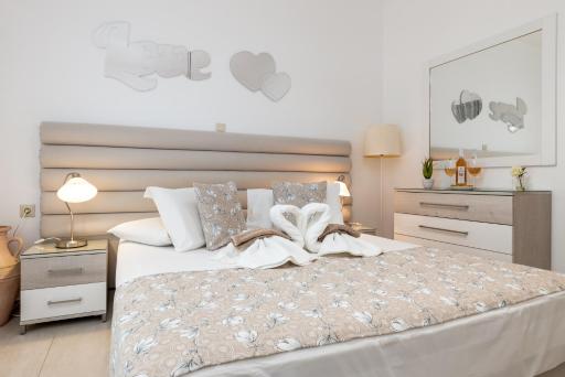 Panos Luxury Studios - Housity