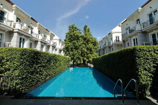 Simply luxury entire house with lap pool, 3 bedrooms, full kitchen, all furnished, Sukhumvit 16 Asoke near Terminal 21 BTS - Housity