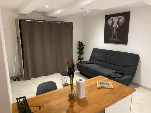 Studio charmant proche de tous commerces, parkings - Housity