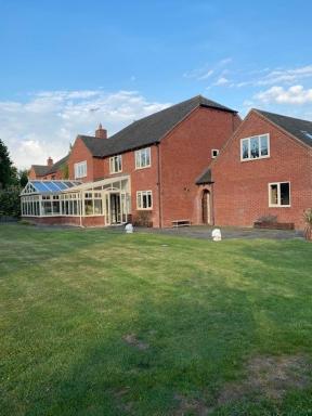 Stunning Four Bedroom House with Games Room - Housity