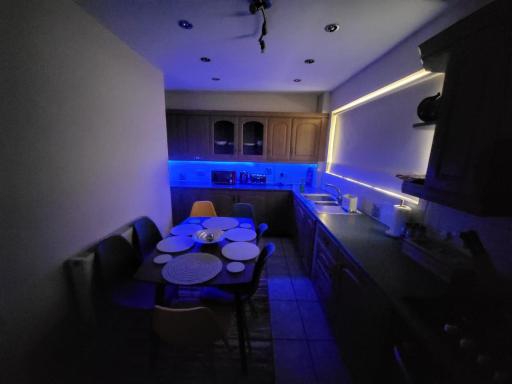 Spacious serviced home with free parking & Wi-Fi - Housity