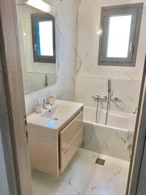 Eleusis Luxury Flat park in yard - Housity