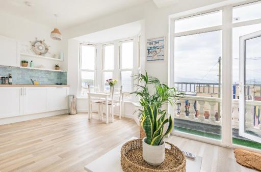 Apartment 5 - beachfront Barry island apartment with sea views & parking - Housity