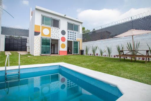 Casa con alberca privada y jardin - Housity