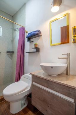 Casa con alberca privada y jardin - Housity