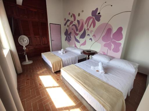 Hostal Colors - Housity