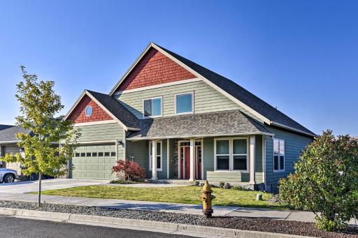 Incredible Oregon Retreat with Private Hot Tub! - Housity