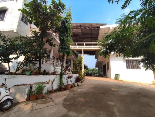V J Farmstay - Housity
