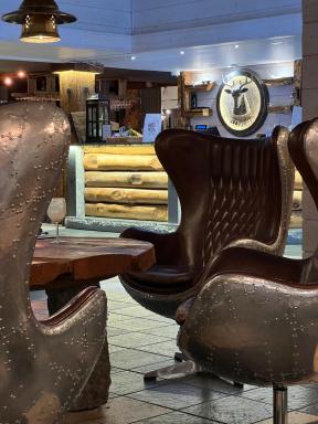 Ellivuori Rooms suurempi hotellihuone 24m2 järvinäköalalla Hyvä varustelu - Housity