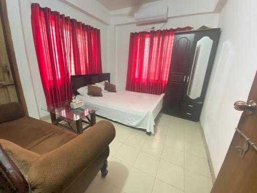 Cozy Red Velvete Room - Housity