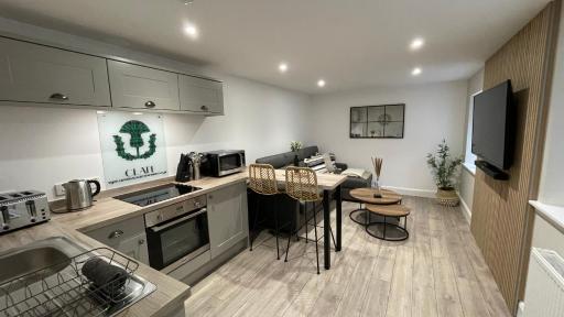 The Forge, Elegant Luxury Apartment with Bike store - Sleeps 4 - Housity