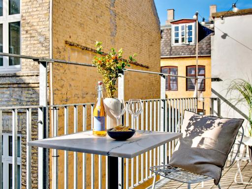 Sanders Leaves - Charming Three-Bedroom Apartment In Downtown Copenhagen - Housity