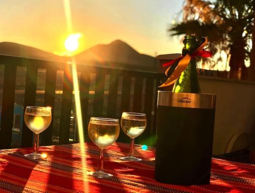 Sunset House et piscine - Housity