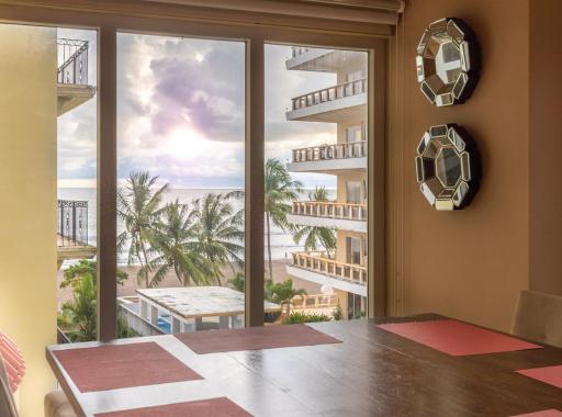 Beautiful two bedroom condo with parking and free wi-fi just a few steps from the beach - Housity