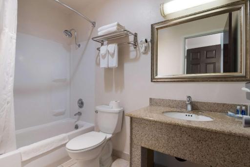 Rodeway Inn & Suites Hwy 217 & 26 W - Housity