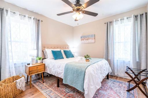 Comfy & Unique ~ Near Downtown ~ 2 Queen Bedrooms - Housity
