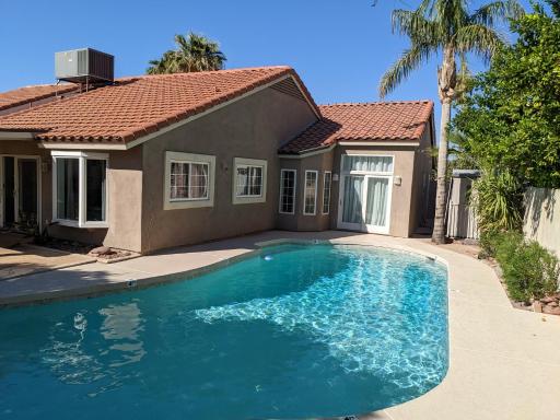 Heated Pool - Spacious, Cheerful Home 5br/3bath - Housity