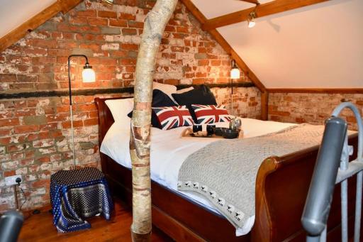 18th century 3 bed Barn- Beautifully converted - Housity