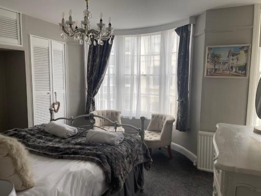 Beautiful Seaview 2 Bedroom Apartment - Housity