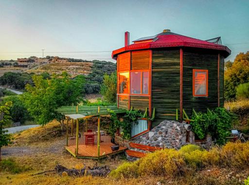 Enchanting House with Backyard - Housity
