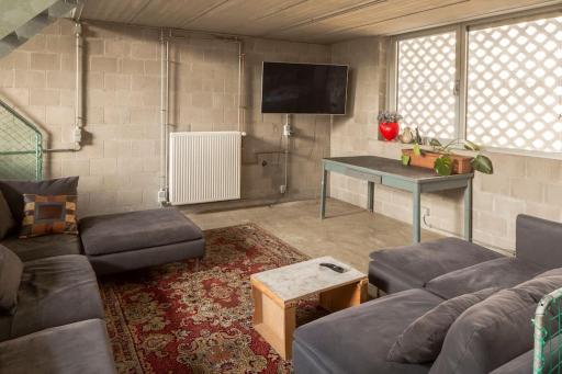 Mari's: Multifunctional Shelter with big Garden - Housity