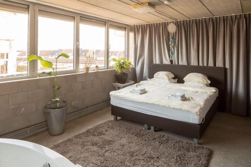Mari's: Multifunctional Shelter with big Garden - Housity