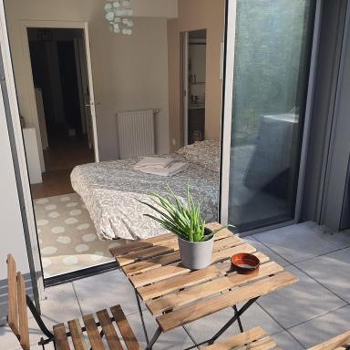 Jolie suite parentale, chambre et salle d'eau, avec son coin de verdure à 5 minutes à pied du centre ville - Housity